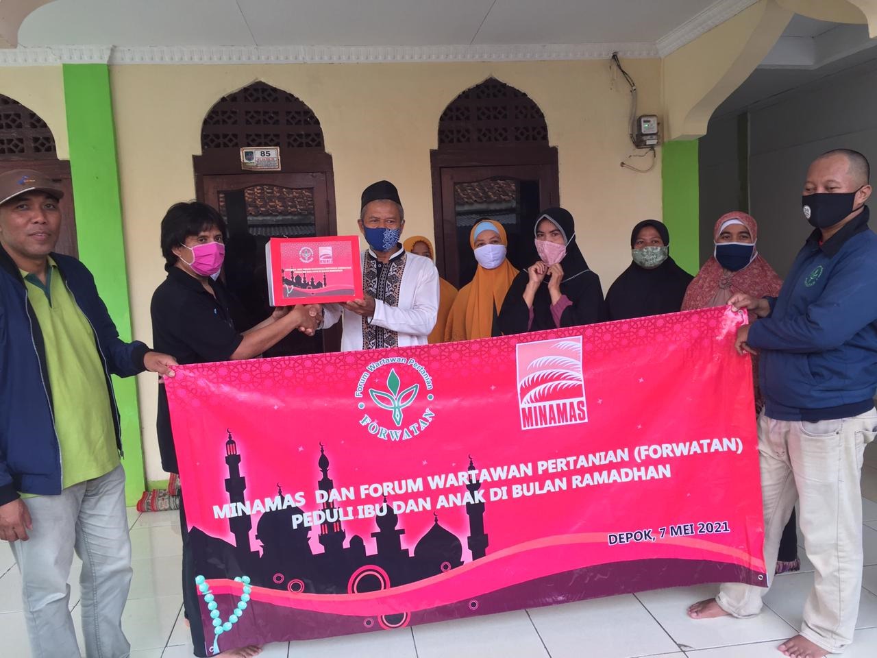 Minamas dan Forwatan Bagikan Bansos
