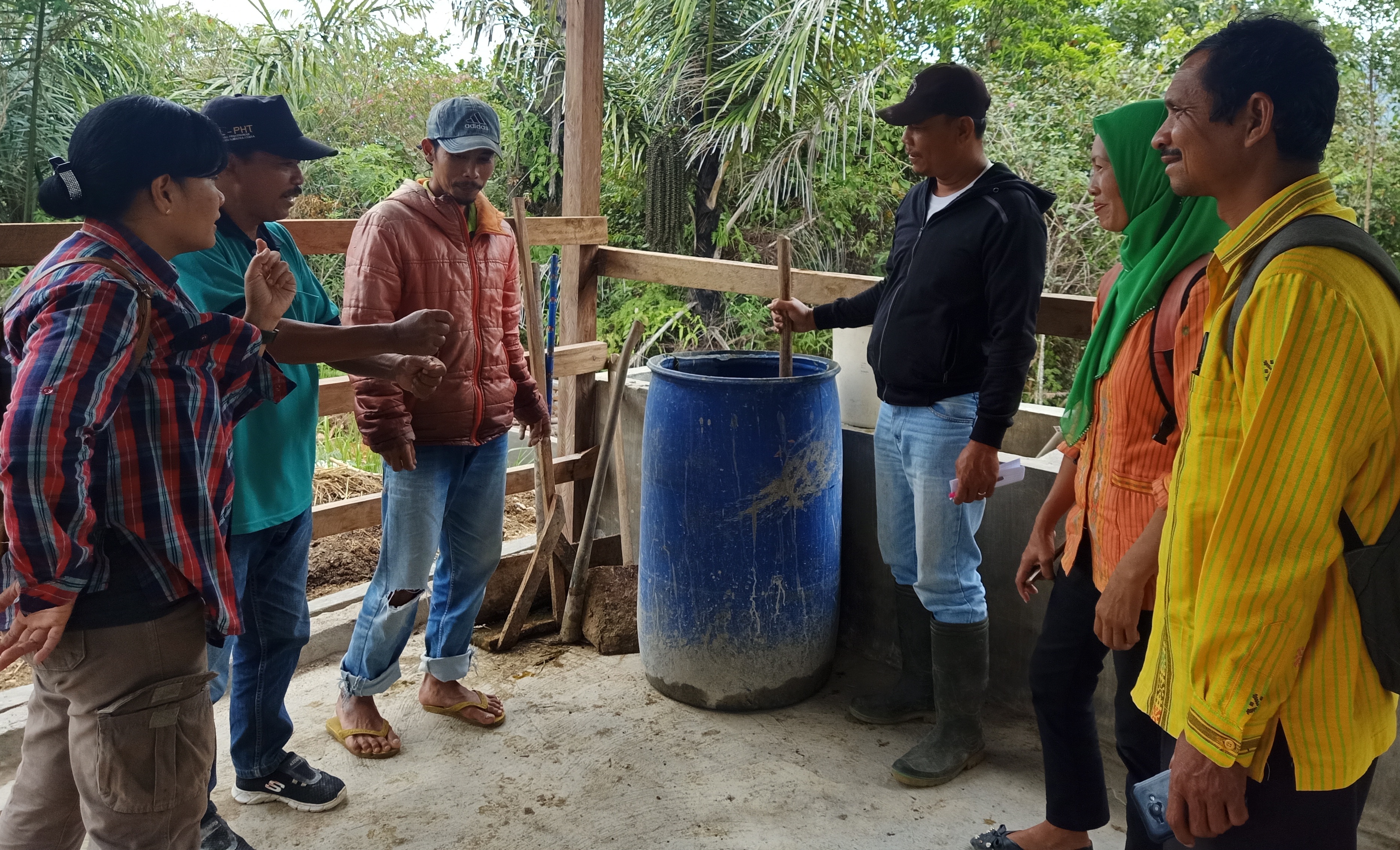 Petani Sipirok Produksi Pupuk dan Pestisida Mandiri