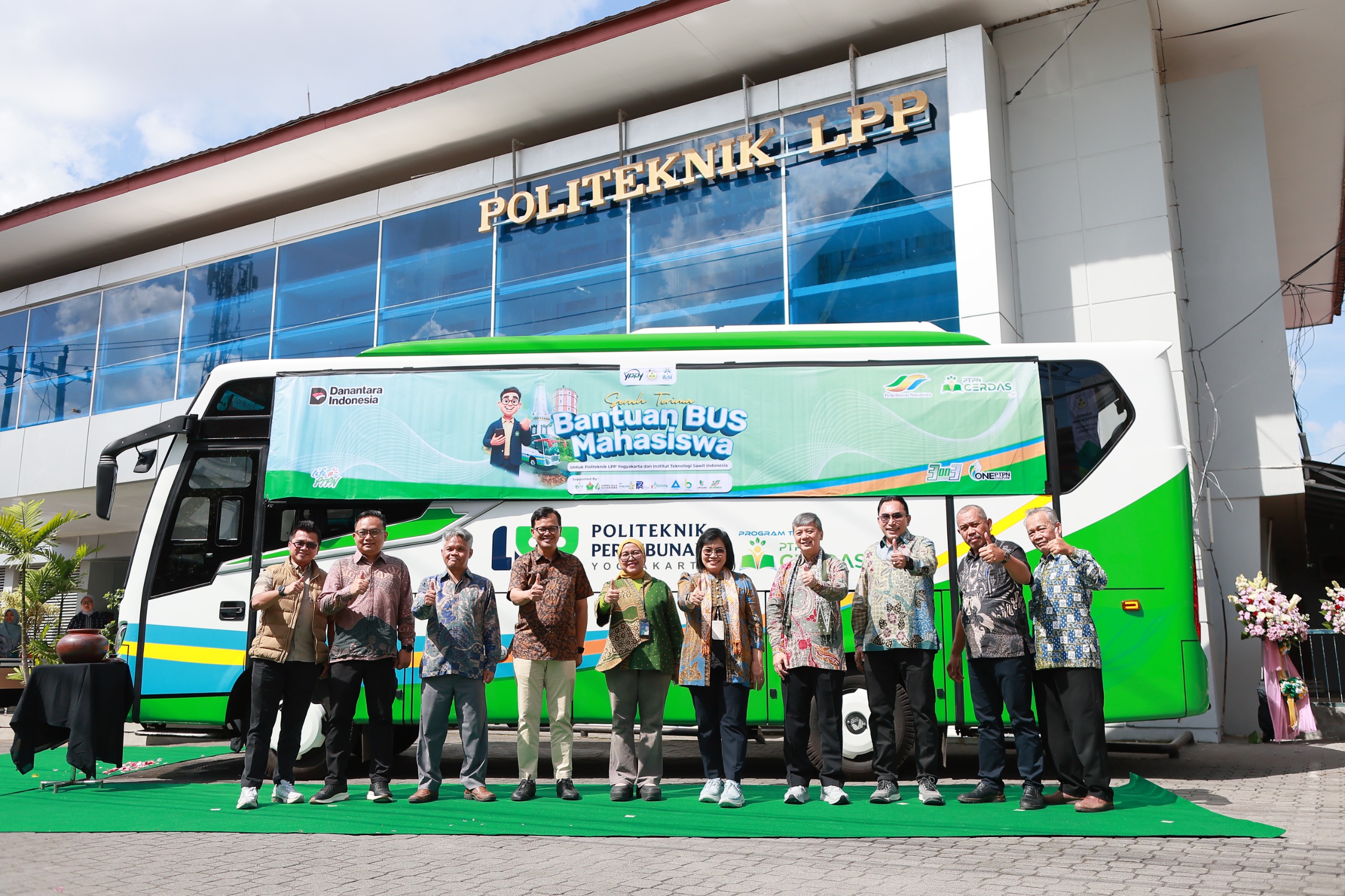 Dukung Pengembangan SDM Perkebunan, PTPN III Serahkan Bus ke Politeknik LPP dan ITSI melalui Program TJSL BUMN
