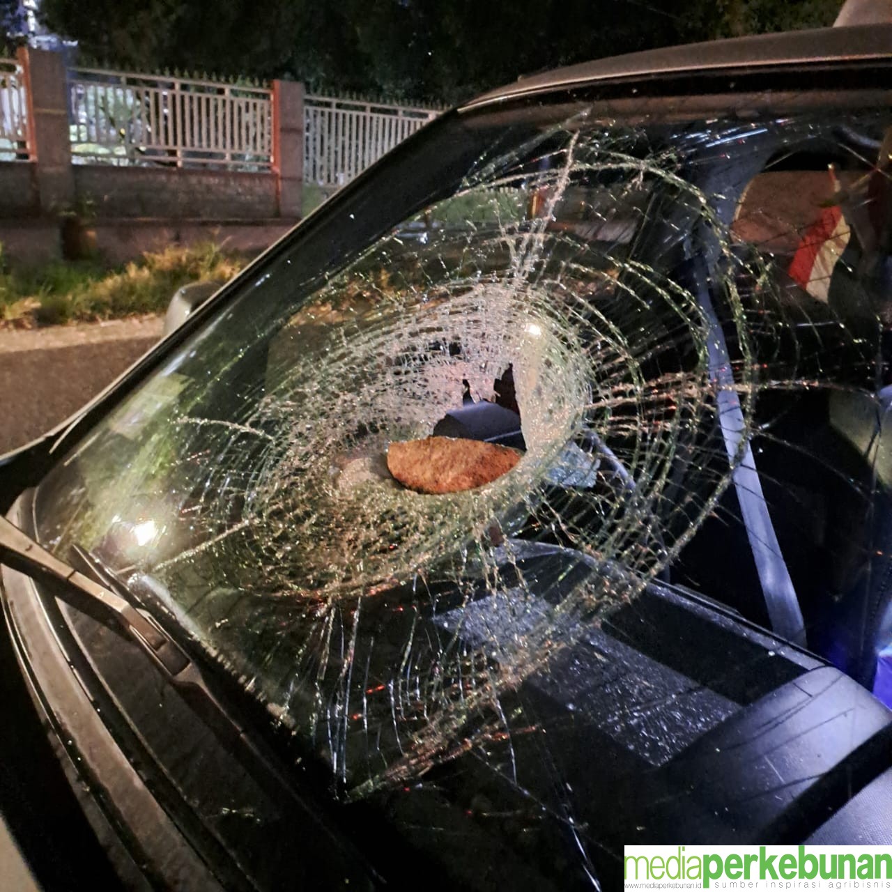 MOBIL PROWITRA PPKS DILEMPAR BATU