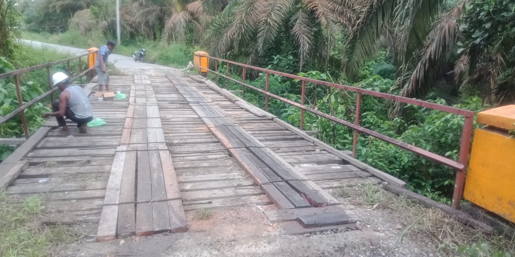 Masyarakat Bersama BGA Group Rohul Perbaiki Jembatan Rusak