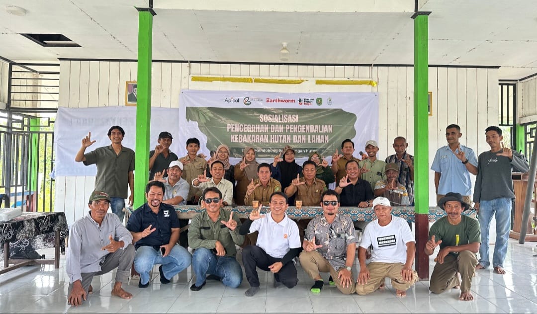 Apical dan Earthworm Foundation Perkuat Kesiapsiagaan Masyarakat dalam Pencegahan Karhutla di Desa Tepian Makmur