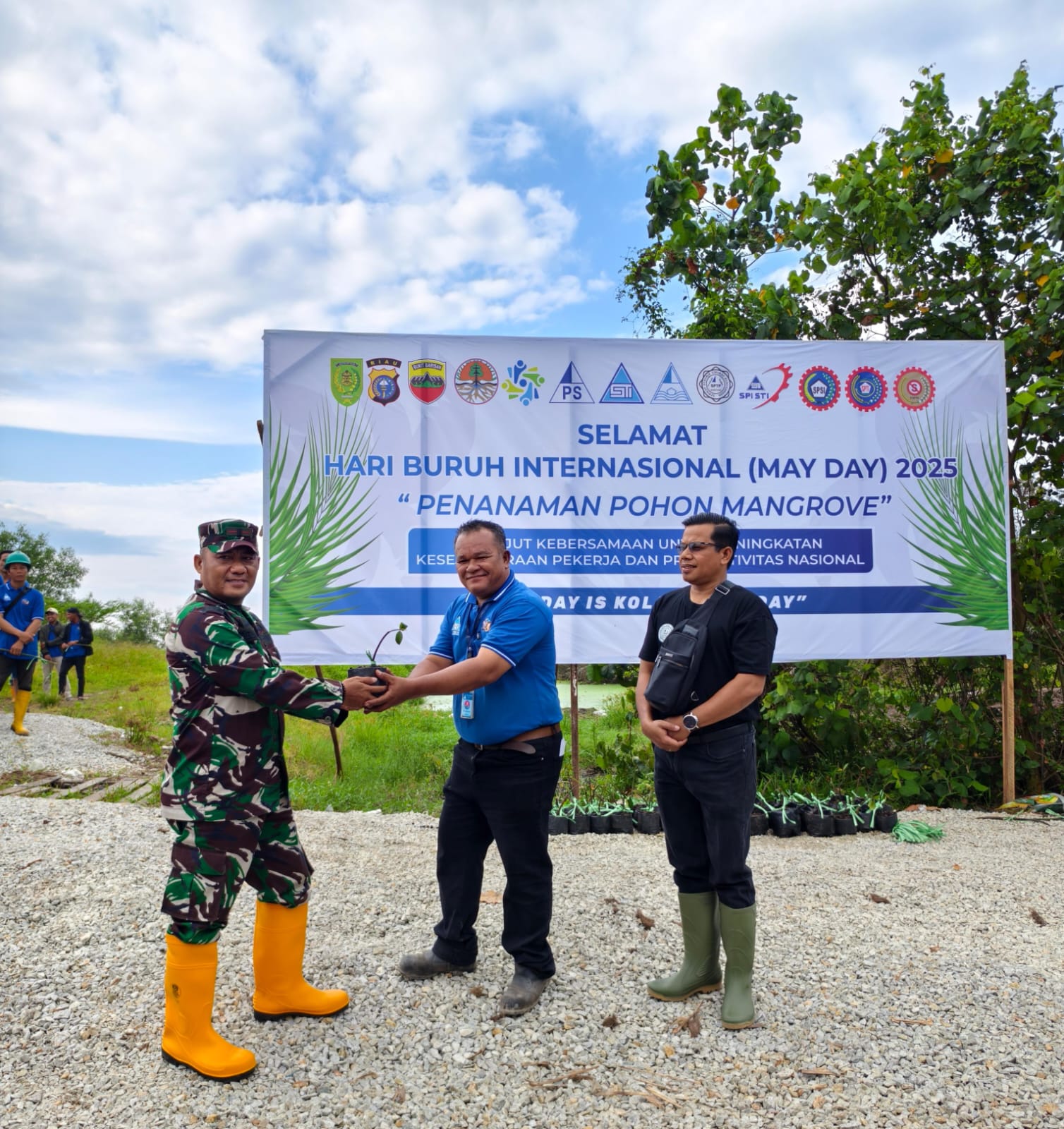 Foto bersama seluruh peserta penanaman pohon mangrove di Parit 10, Desa Air Tawar, Kecamatan Kateman Indragiri Hilir