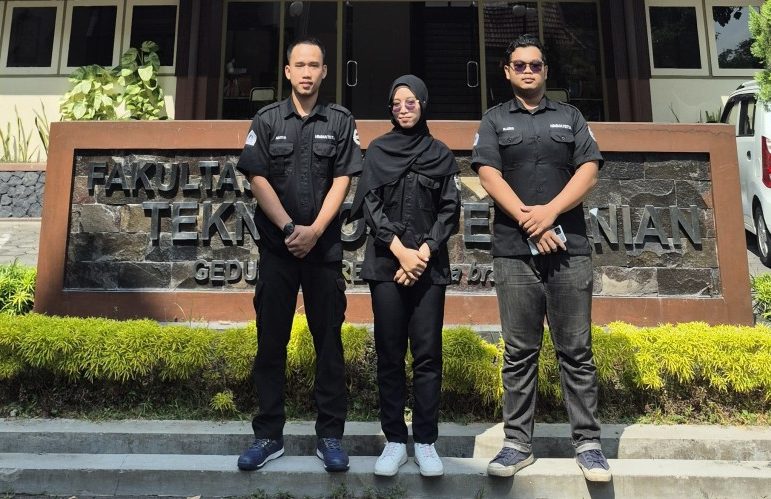 Tiga Mahasiswa INSTIPER Yogyakarta Ciptakan Robot Pengutip Brondolan Sawit