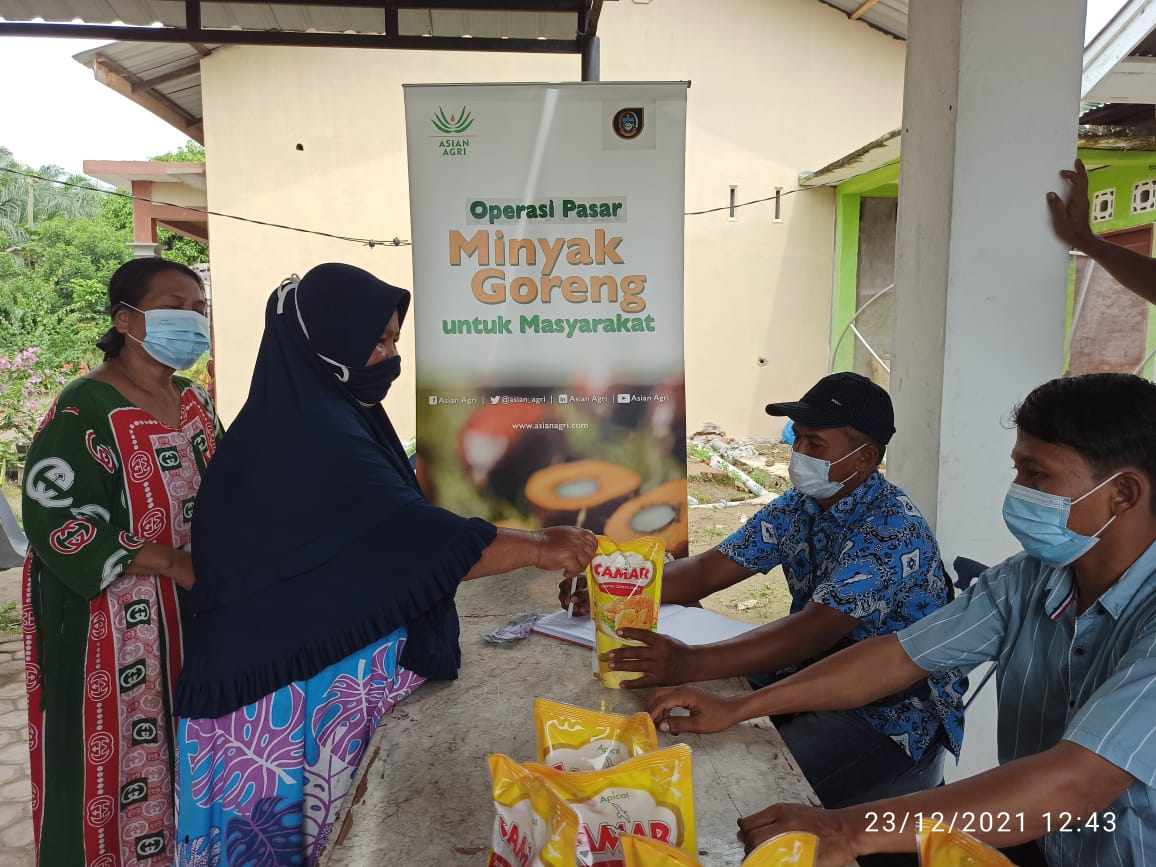 Asian Agri dan Grup Apical  Gelar Operasi Pasar Minyak Goreng Sebanyak 50.000 Liter Bagi Warga Desa
