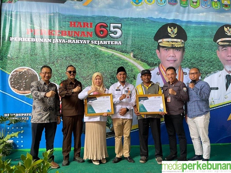 Dua Koperasi Mitra Wilmar Terima Sertifikat ISPO