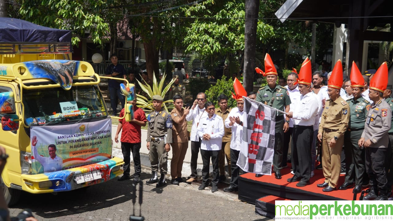 Mentan Serahkan Bantuan Pertanian Senilai Rp 410 Miliar