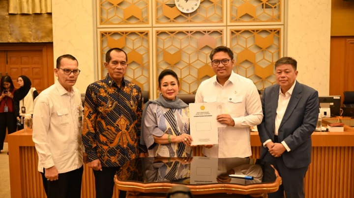 Hentikan Impor Gula Rafinasi, Wamentan Sudaryono Tuai Apresiasi dari Komisi IV DPR RI