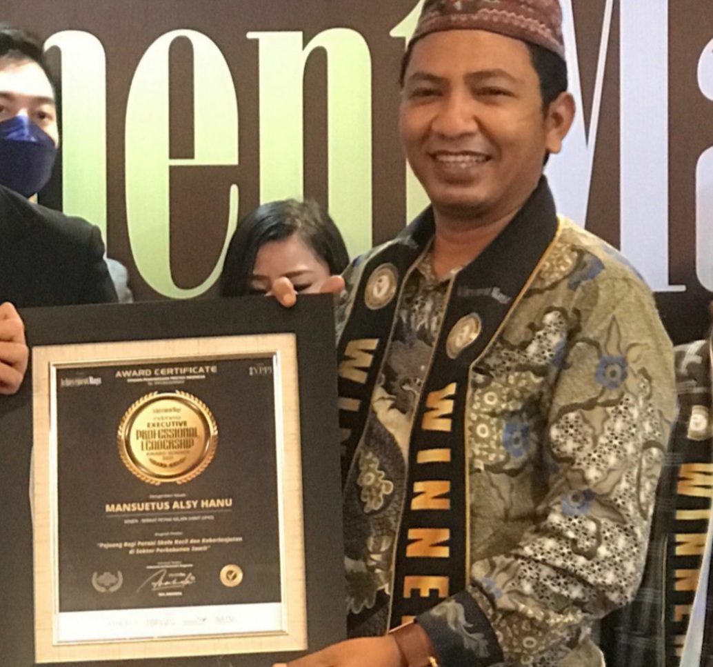 SEKJEN SPKS TERIMA PENGHARGAAN PEJUANG PETANI