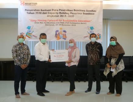 Sinar Mas Serahkan Beasiswa Hingga PT