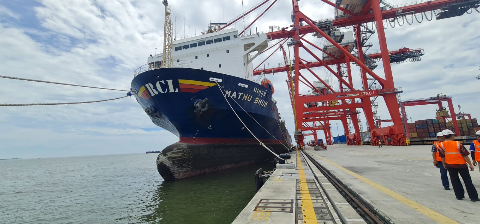 KARET YANG TERTAHAN DI KAPAL FEEDER MV MATHU BHUM DILANJUTKAN EKSPORNYA