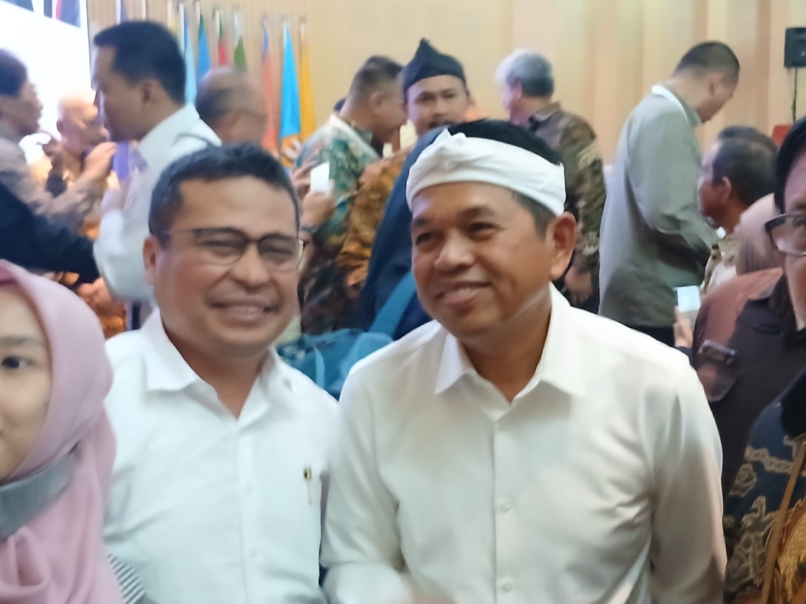 KDM Tanam Kelapa dan Sukun di Bantaran Sungai