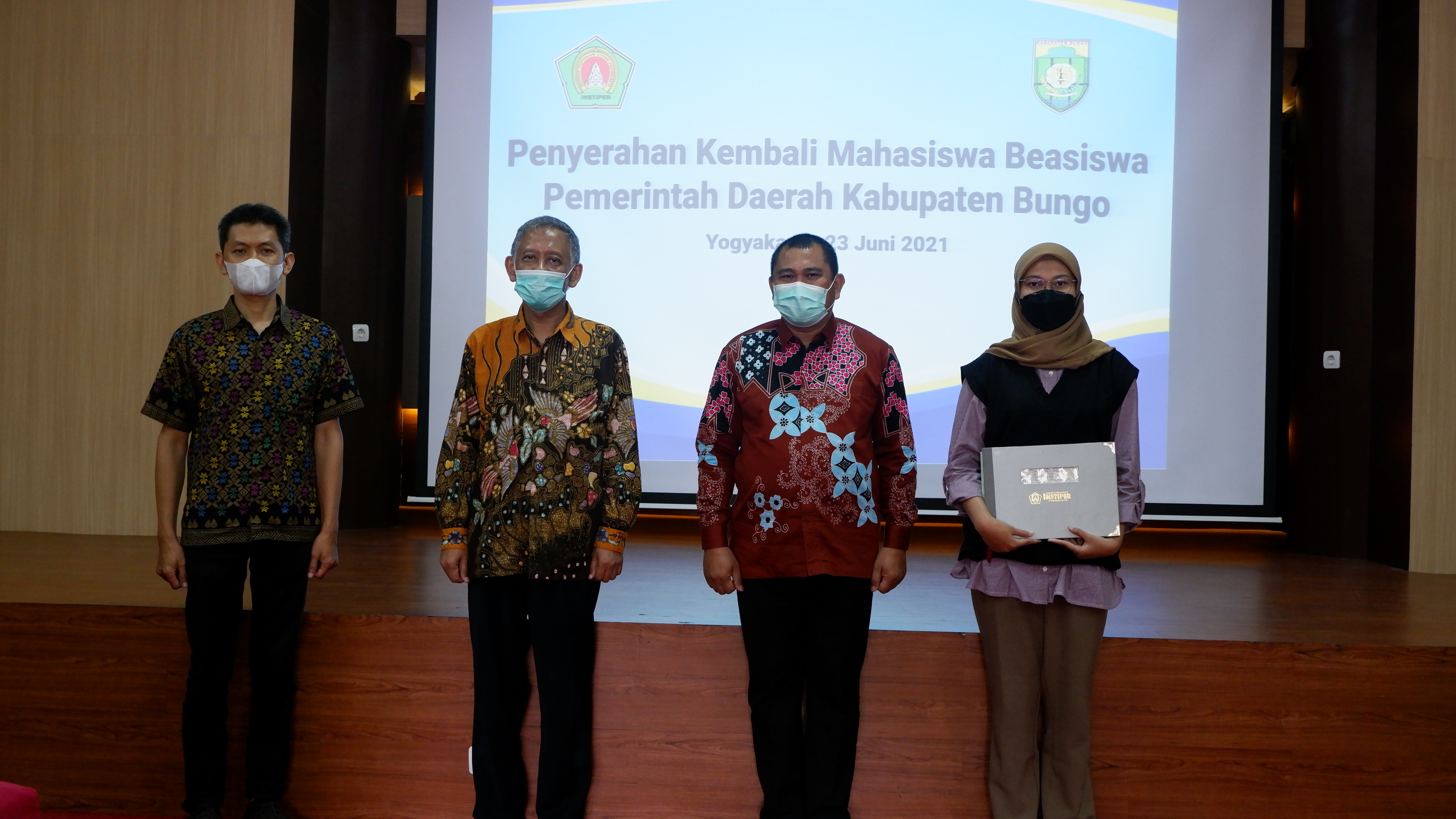 BUPATI BUNGO JEMPUT MAHASIWA PENERIMA BEASISWA YANG LULUS DARI INSTIPER
