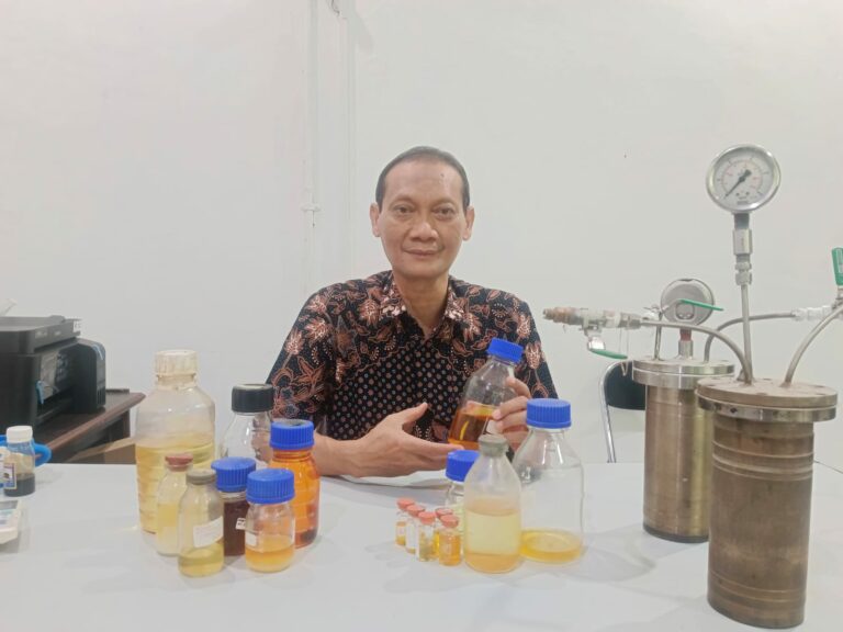 Gonjang-ganjing Pertamax Oplosan, Profesor ITS ini Sukses Produksi Biofuel Sawit – Plastik RON 102