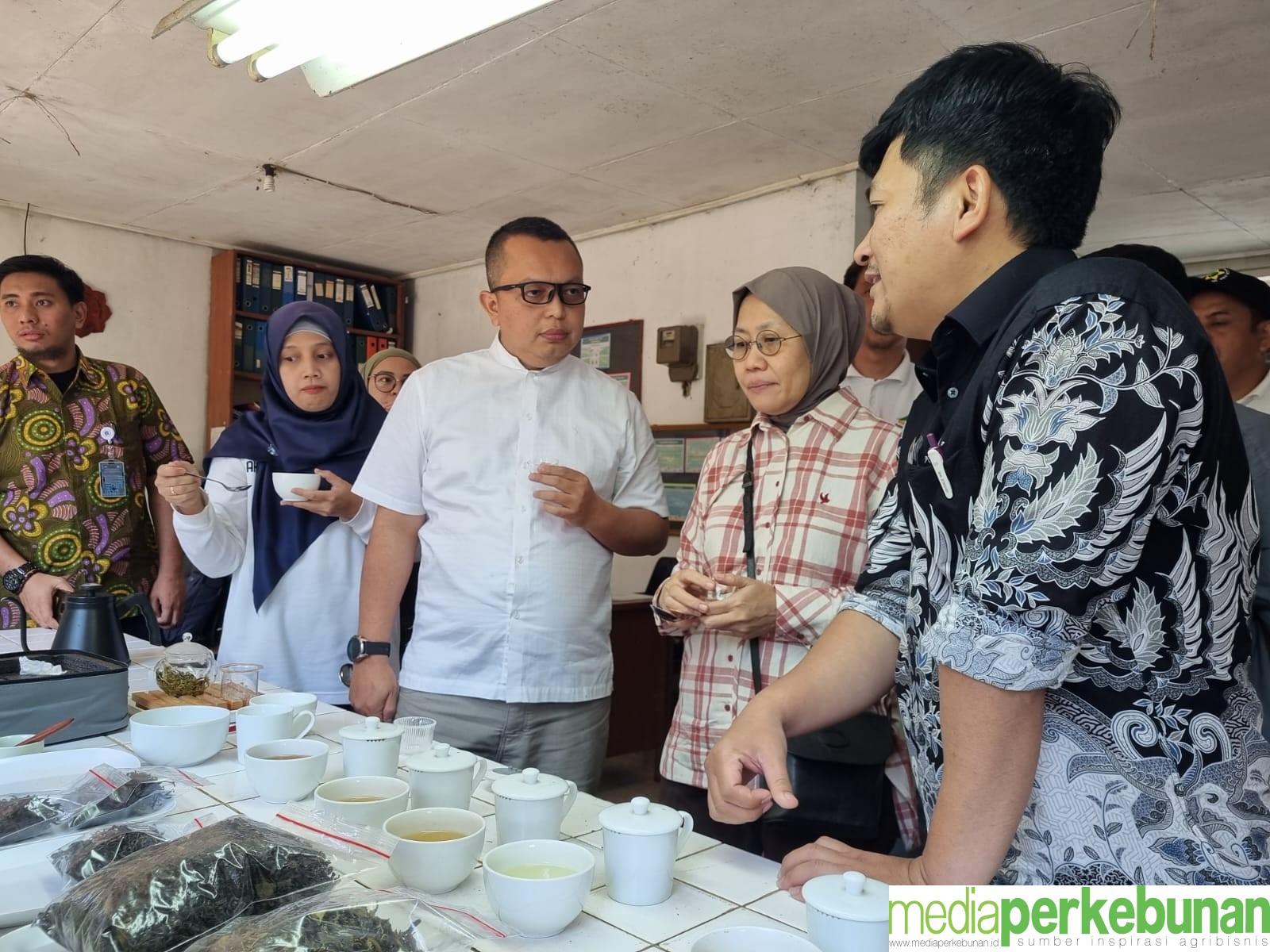 PUSAT PENELITIAN TEH DAN KINA  : PASAR TEH BESAR DAN MENJANJIKAN