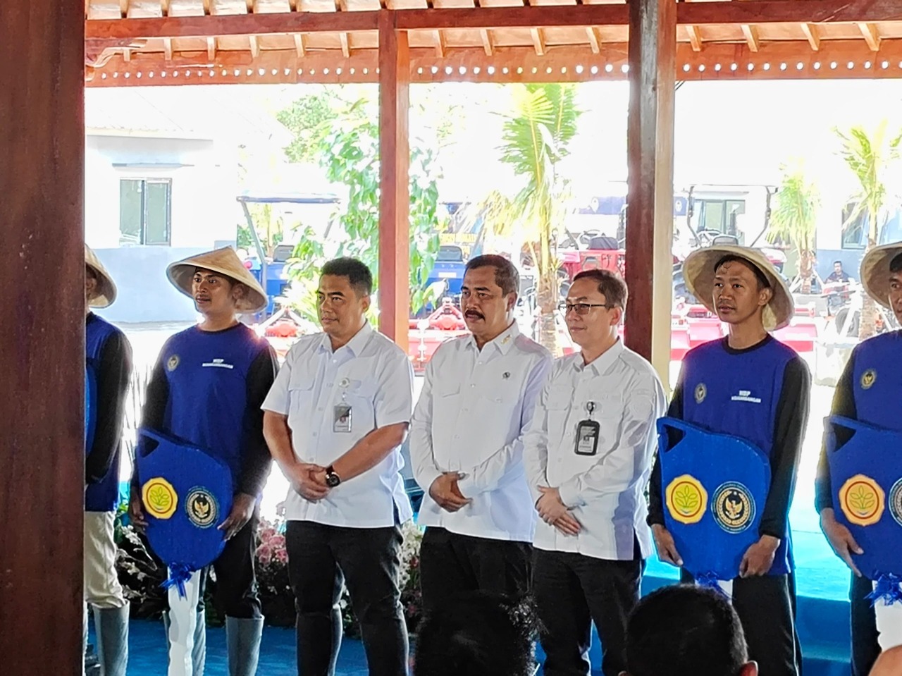 Bangun Kemandirian Pangan, Kementan Serahkan Bantuan Alsintan dan Tanam Kelapa di Nusakambangan