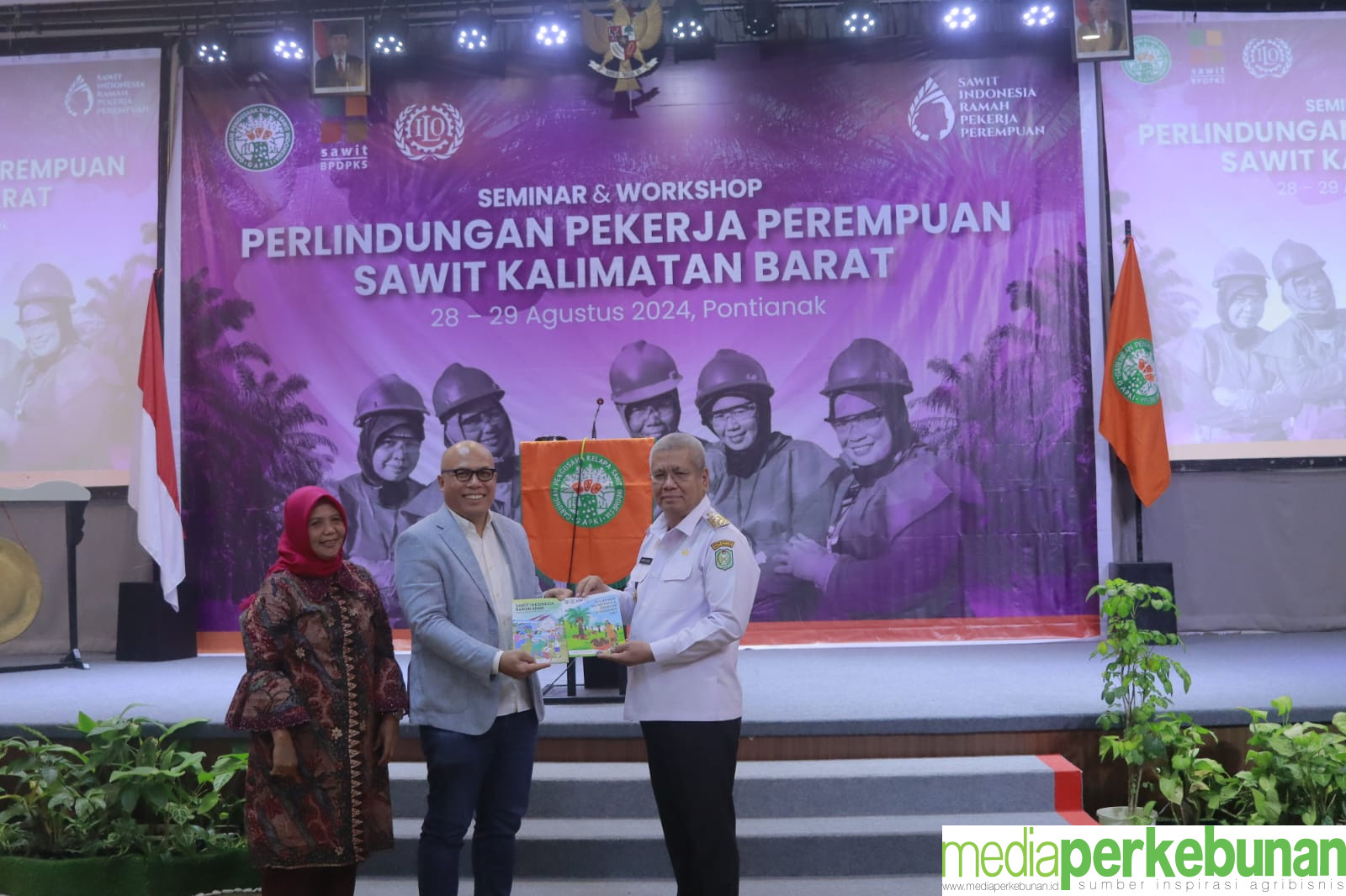 Gubernur Kalbar: Buku Panduan Perlindungan Pekerja Perempuan Sawit, Bagus!