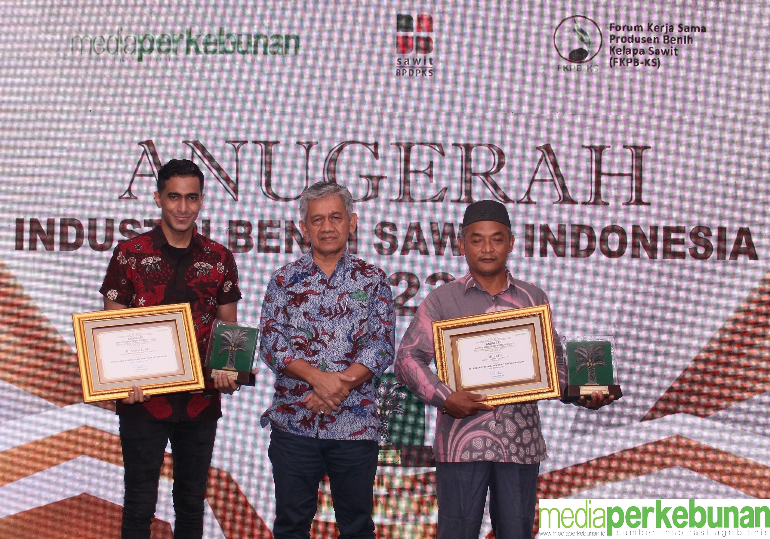 PETANI PENERIMA  ANUGERAH INDUSTRI BENIH  MEDIA PERKEBUNAN BPDPKS : PSR DENGAN BENIH UNGGUL TINGKATKAN PRODUKTIVITAS