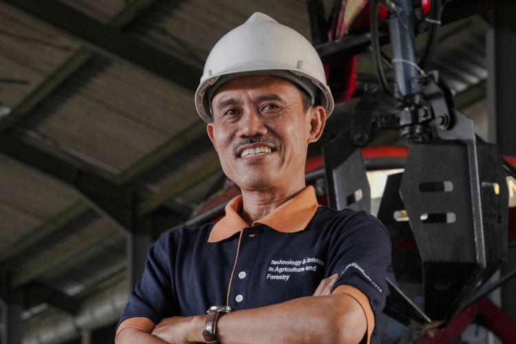 Dr. Ir. Andreas W. Krisdiarto, M.Eng dan Tim Merancang-bangun Truk Cerdas Pemuat-Angkut Tandan Buah Segar Kelapa Sawit