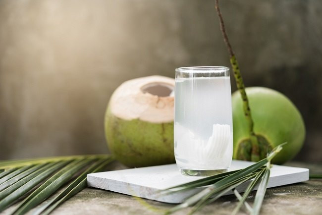 Manfaat Konsumsi Air Kelapa Muda saat Buka Puasa