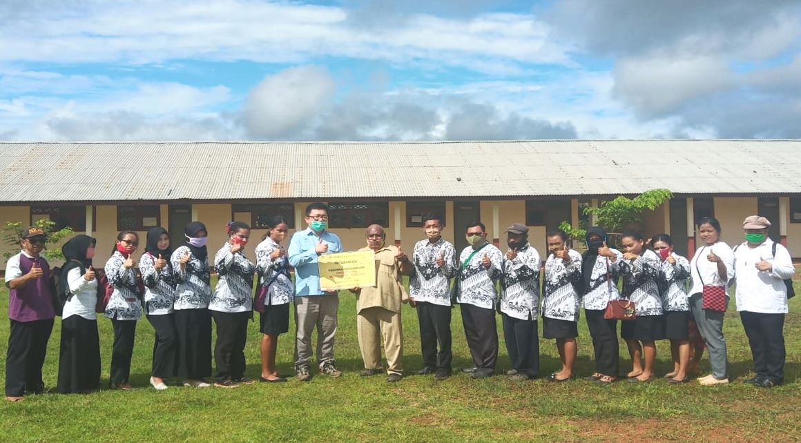Di Tengah Pandemi, Korindo Group Bantu Honor Guru Pedalaman