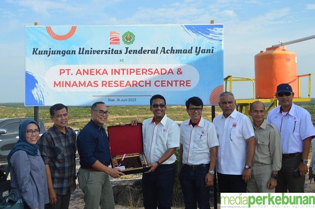 Cegah Karhutla, Minamas Serahkan Penghargaan kepada Masyarakat