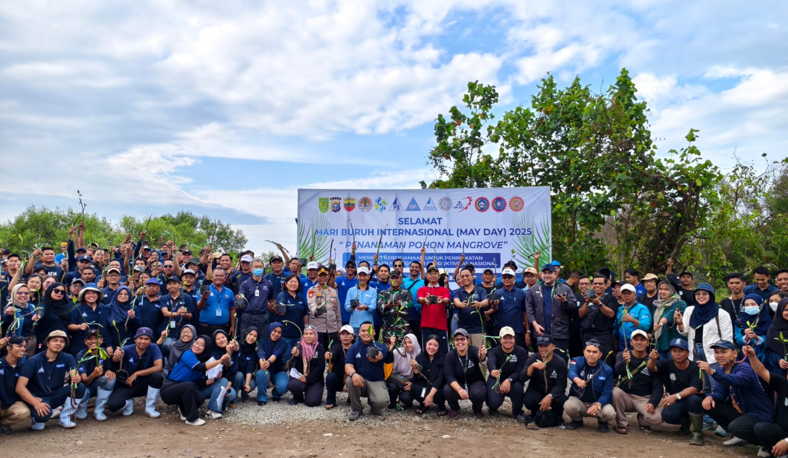Sambu Group Peringati May Day dengan Aksi Damai Tanam Mangrove di Guntung