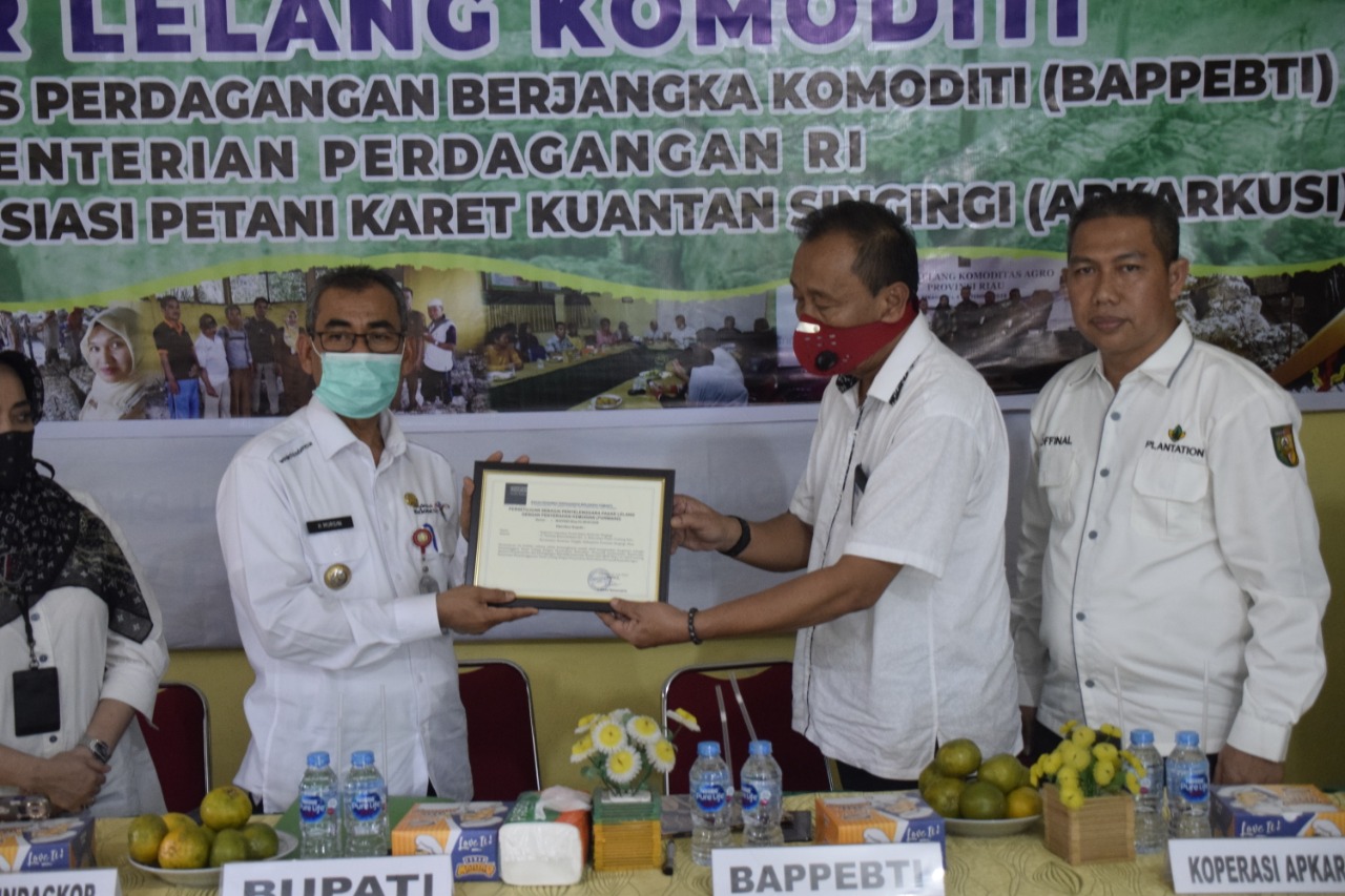 BAPEPTI TUNJUK KOPERASI APKARKUSI SEBAGAI PENYELENGGARA PASAR LELANG KOMODITAS