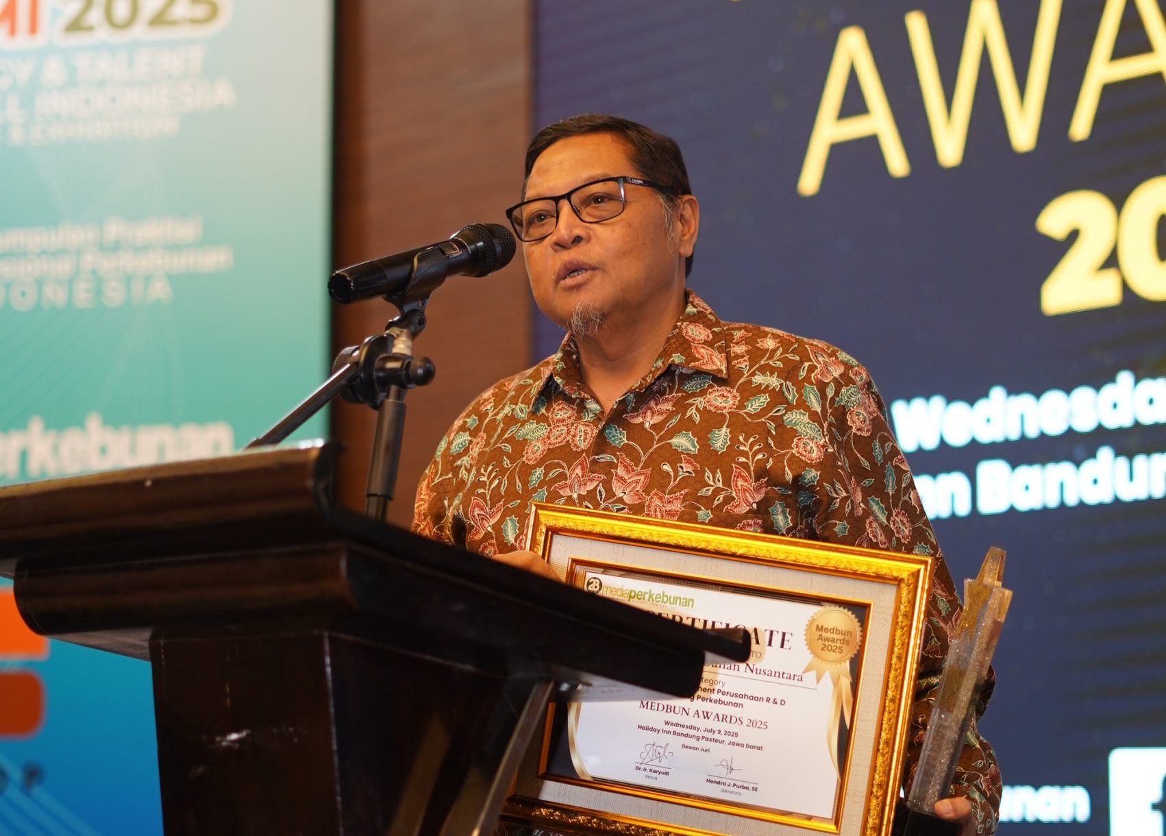 Dedikasi Panjang di Dunia Riset Perkebunan, PT RPN Terima Penghargaan Long Life Achievement Perusahaan R&D Bidang Perkebunan