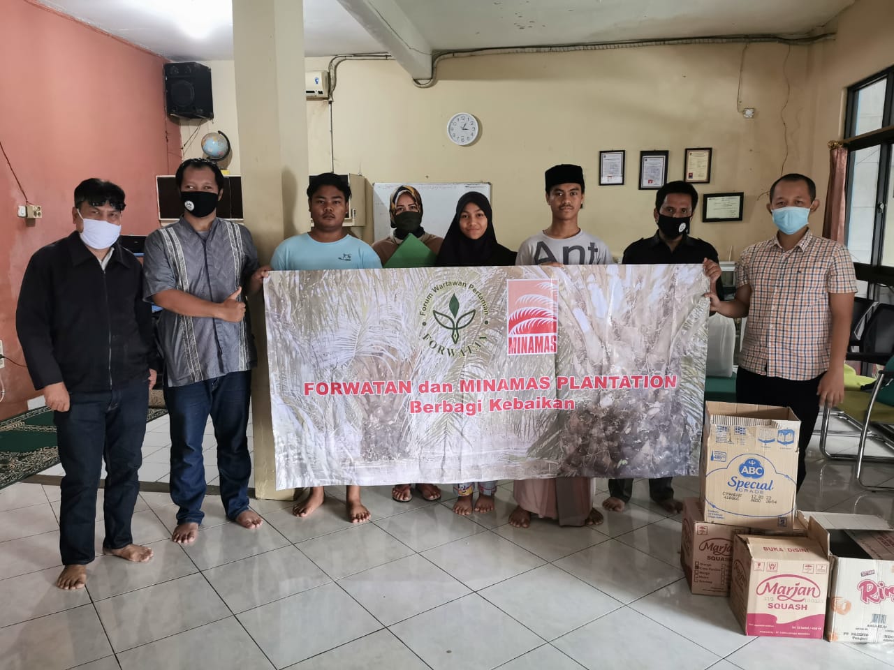 PEDULI COVID-19. MINAMAS PLANTATION BERSAMA FORUM WARTAWAN PERTANIAN BAGIKAN BANTUAN SOSIAL