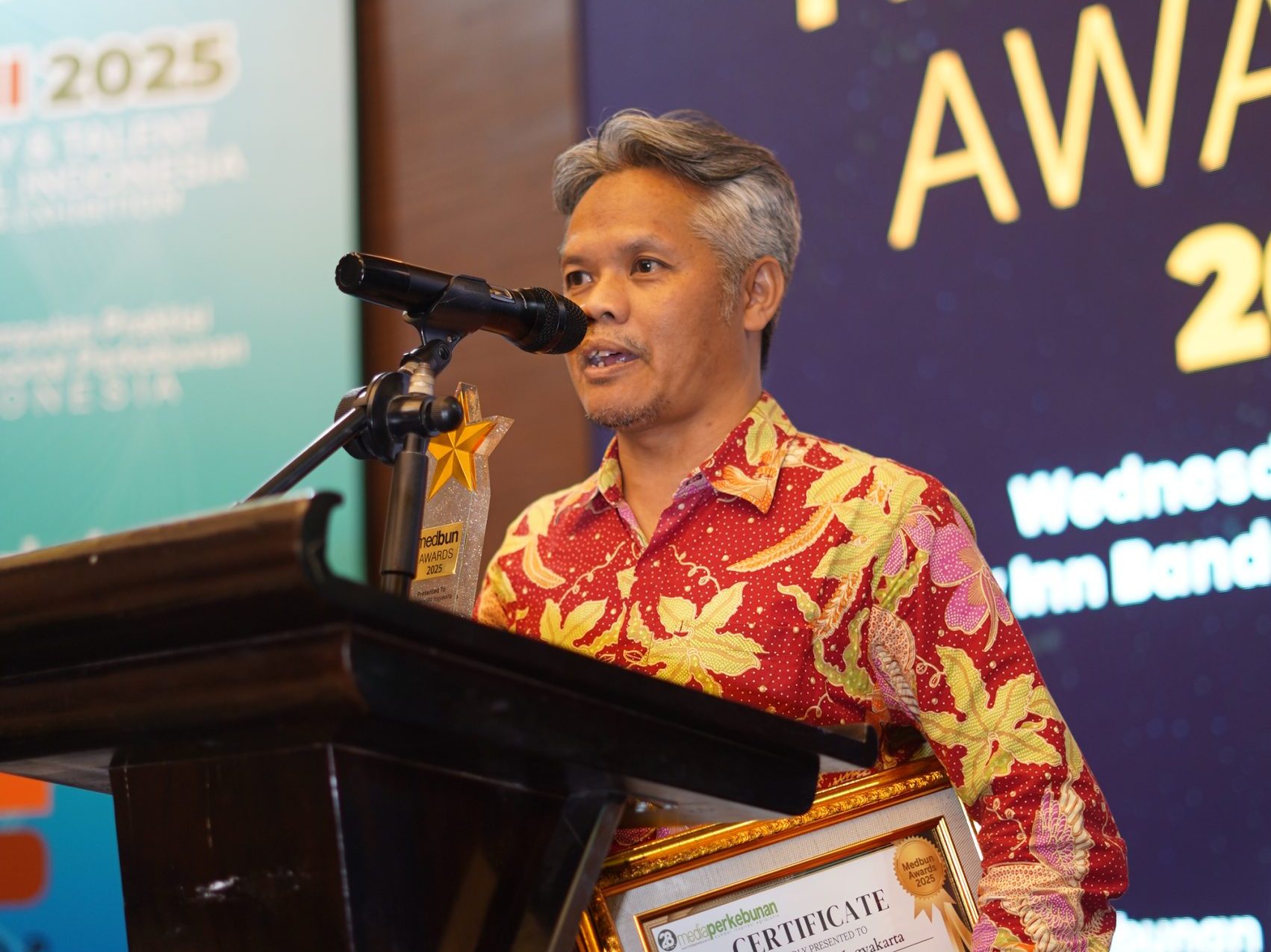 Politeknik LPP Yogyakarta Diganjar Long Life Achievement atas Dedikasi di Dunia Vokasi Perkebunan